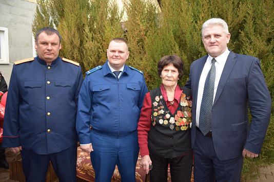 Сотрудники прокуратуры Каневского района поздравили с 99-летием ветерана войны